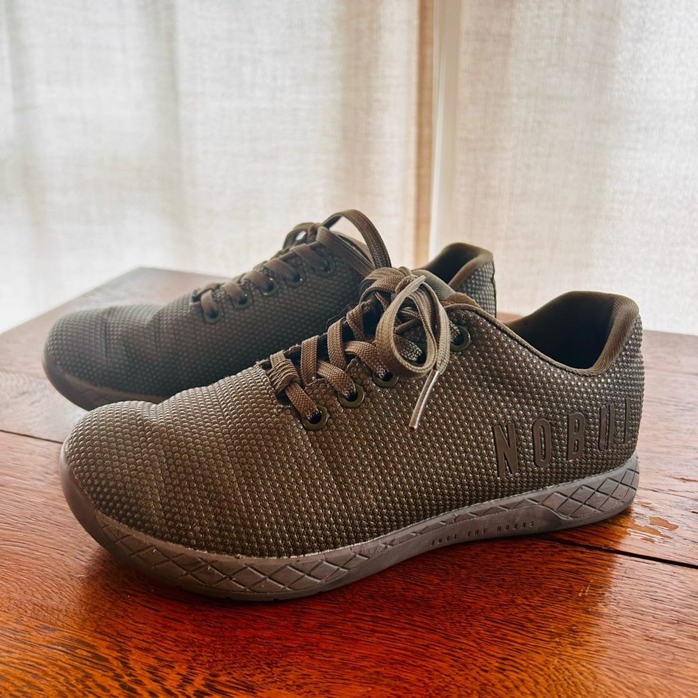 NOBULL womens size 5 trainer in Dark Olive
